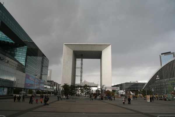 Wielki [kwadratowy] łuk<br>Grande Arche de la Fraternité